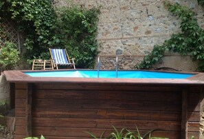 Utendørsbasseng og solsenger