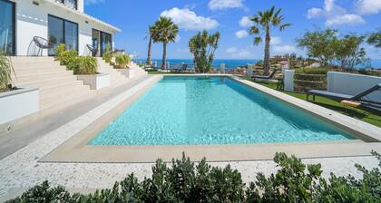 Aufenthalt am Pool mit Meerblick