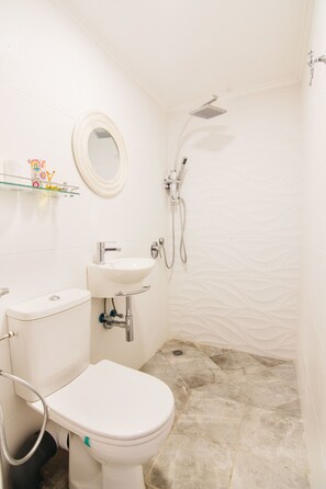 Appartement, 2 slaapkamers | Badkamer | Een douche, gratis toiletartikelen, handdoeken