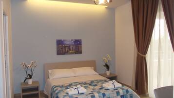 1 habitación, decoración personalizada y escritorio