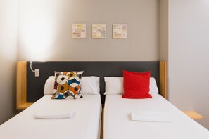 Firemannsrom, ikke-røyk, privat bad | Skrivebord og wi-fi (inkludert)