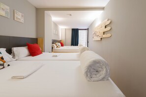 Habitación cuádruple, para no fumadores, baño privado | Escritorio y wifi gratis