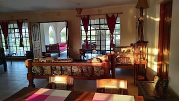 Frokost, lunsj og middag serveres, internasjonale retter