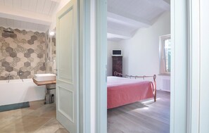 1 chambre, lit parapluie, Wi-Fi gratuit, draps fournis