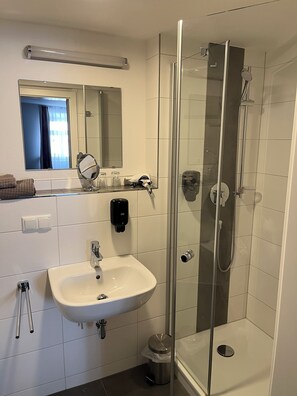 Habitación Confort con 2 camas individuales | Baño | Regadera, amenidades de baño gratuitas, secadora de cabello, toallas