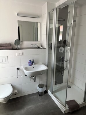 Camera Comfort con 2 letti singoli | Bagno | Doccia, set di cortesia gratuito, asciugacapelli, asciugamani
