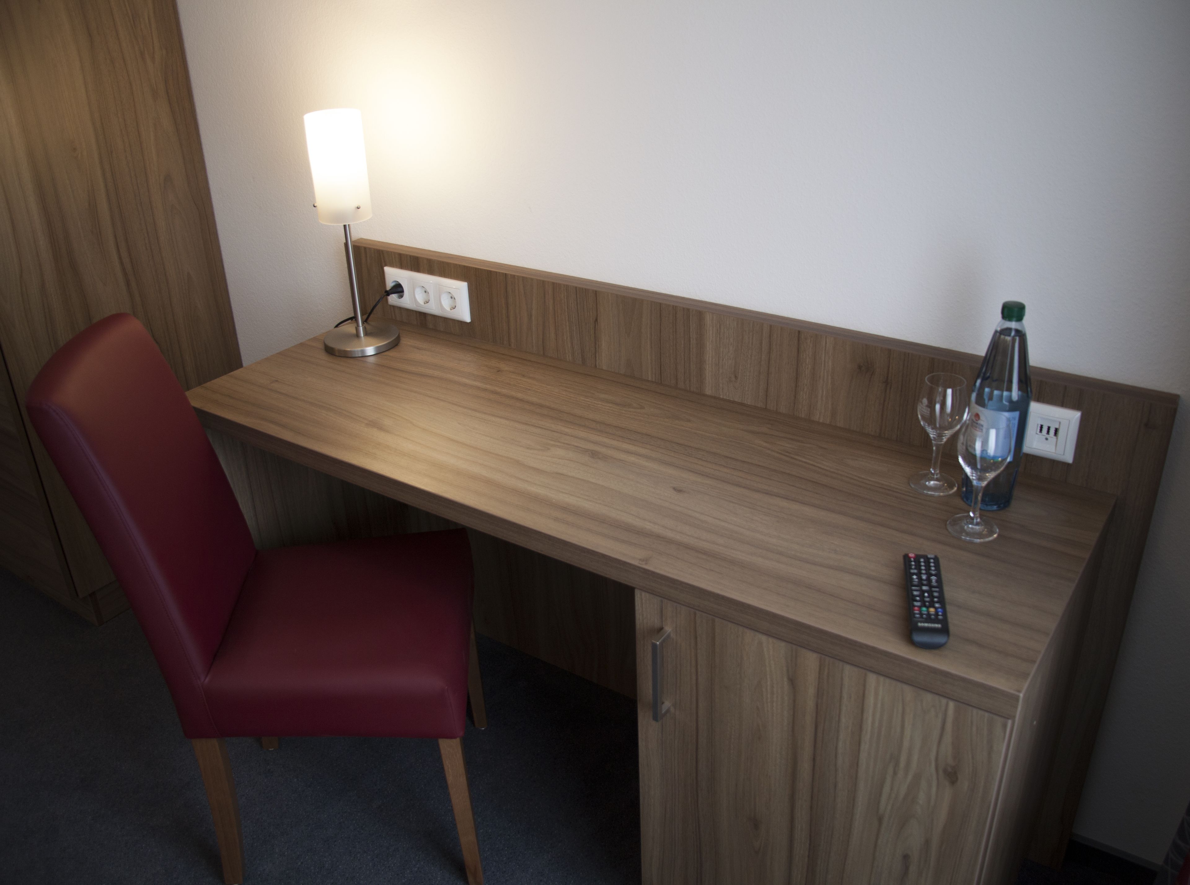 comfort twin room | in-room business centre