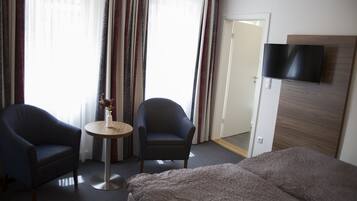 Comfort Twin Room | Living area | Flat-screen TV