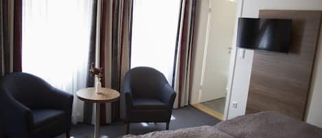 Habitació amb dos llits individuals Comfort | Sala d'estar | Televisor de pantalla plana