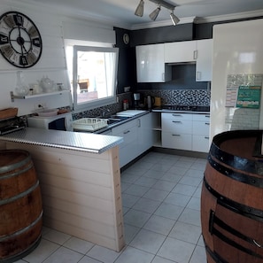 Refrigerador, microondas, horno y lavavajillas