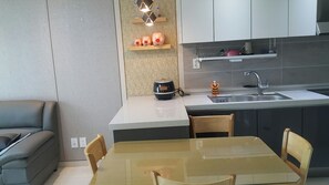 Apartment | Eigene Küche | Kühlschrank, Wasserkocher, Reiskocher, Kochgeschirr/Geschirr/Besteck