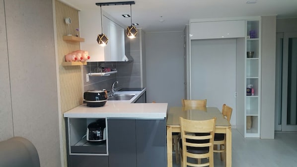 Apartemen | Makan di kamar