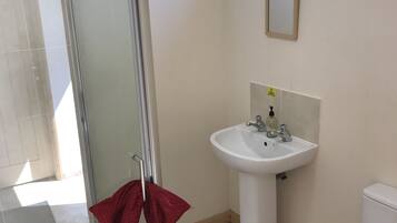 Shower, perlengkapan mandi gratis, dan handuk