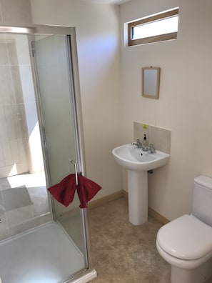 Douche, articles de toilette (gratuits), serviettes fournies