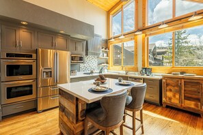 Fridge, microwave, oven, stovetop - Perfect for Big Groups, Luxury Amenities! 4 Masters + Lofts (Park City)