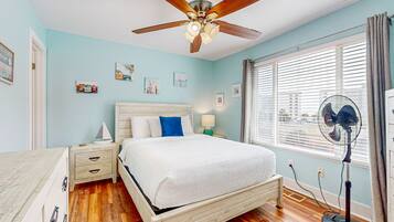 2 bedrooms, iron/ironing board, Internet, bed sheets