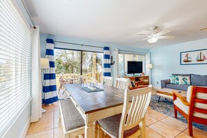 Dining - Remodeled beachside townhome w/ Gulf views and pools - snowbirds welcome (Pensacola Beach)