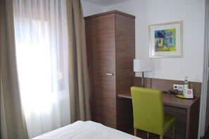 Desk, blackout drapes, soundproofing, free cribs/infant beds - Hotel Wagner (Bad Wimpfen)