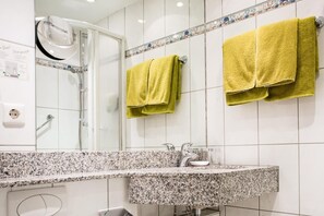 Shower, free toiletries, hair dryer, towels - Hotel Wagner (Bad Wimpfen)