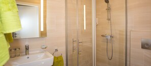 Shower, free toiletries, hair dryer, towels - Hotel Wagner (Bad Wimpfen)