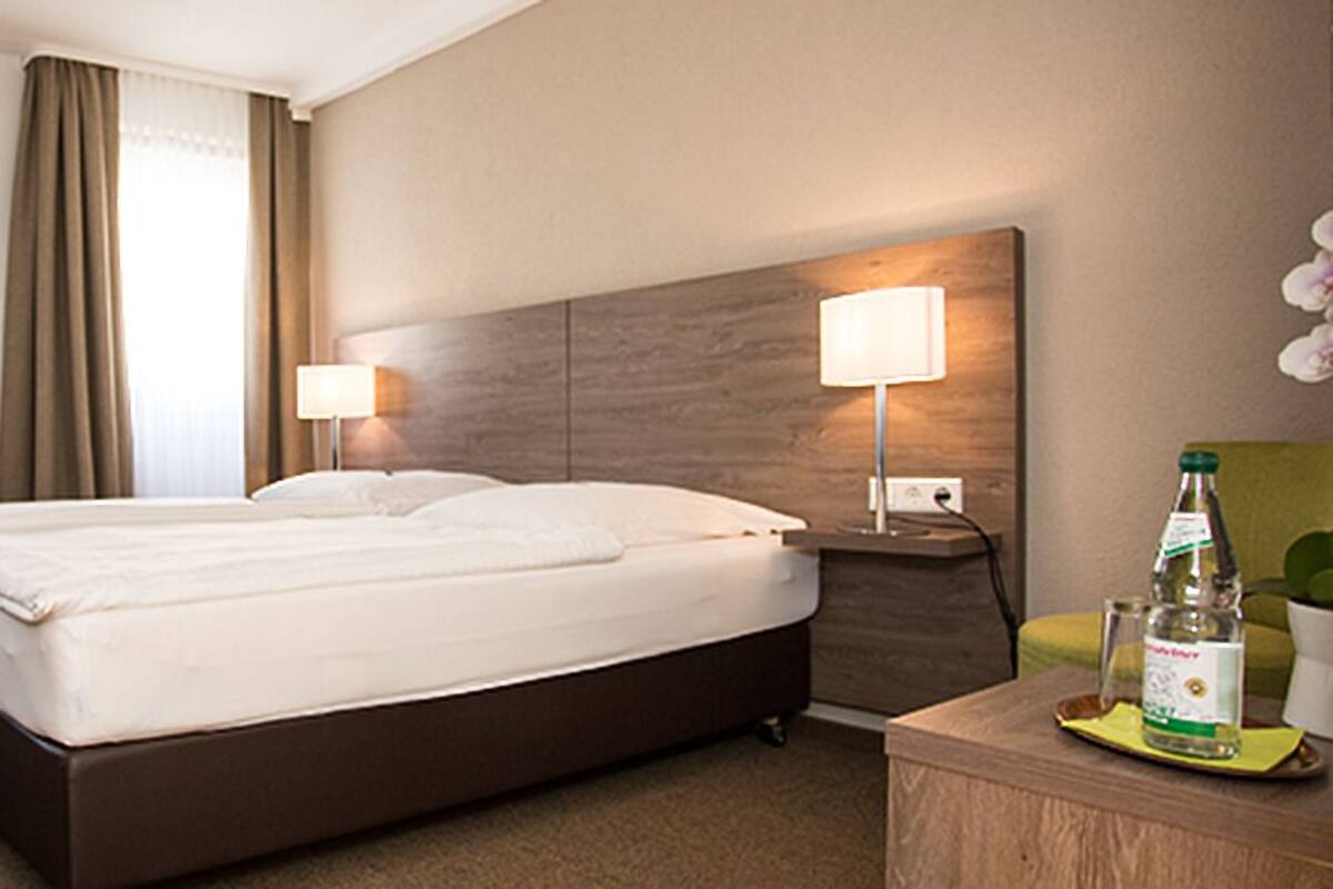 Double Room, 1 Double Bed | Desk, blackout drapes, soundproofing, cribs (free)