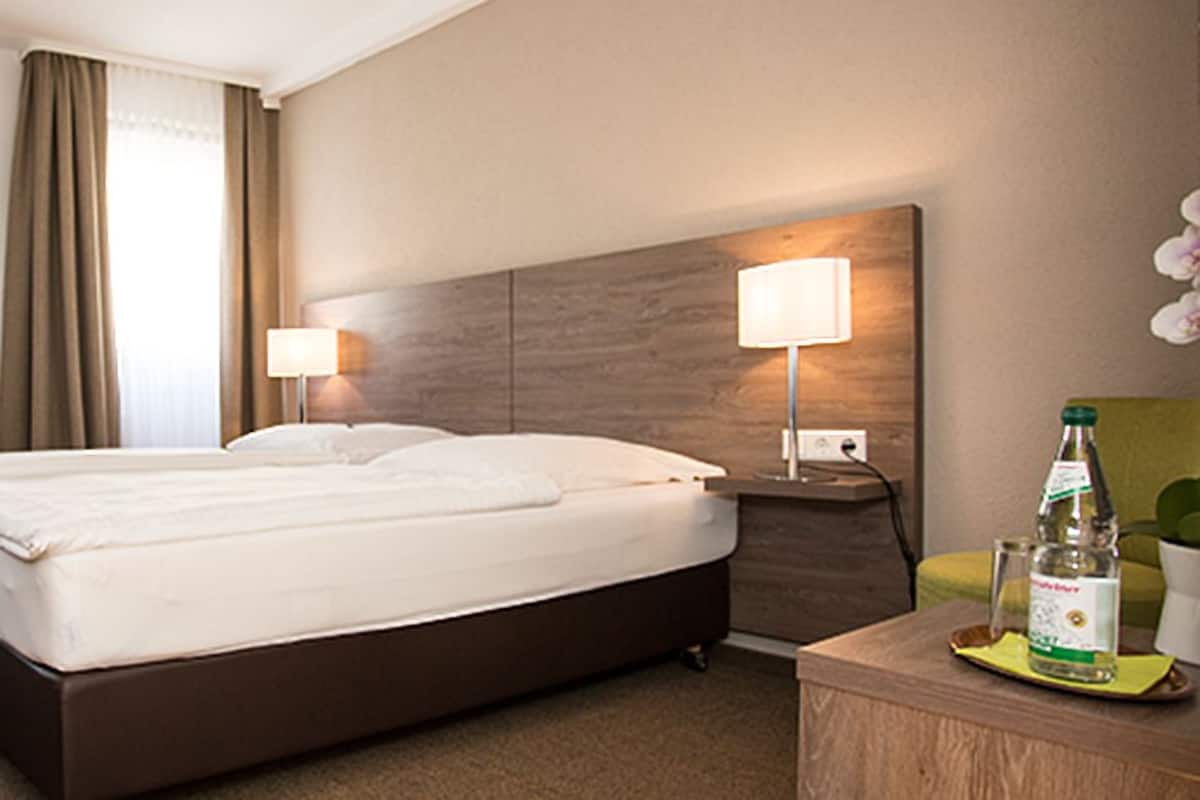 Habitación doble, 1 cama matrimonial | Escritorio, cortinas blackout, insonorización y cunas gratuitas