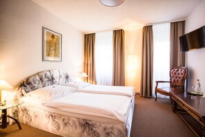 Desk, blackout drapes, soundproofing, free cribs/infant beds - Hotel Wagner (Bad Wimpfen)