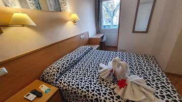 Double Room | In-room safe, desk, laptop workspace, blackout drapes