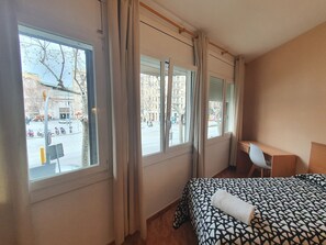 Caixa forta a l'habitació i escriptori 
