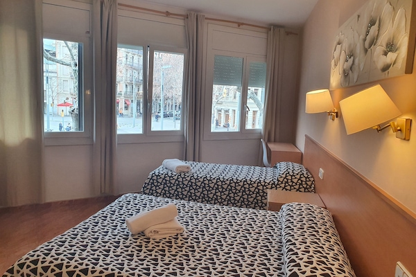 Cofres nos quartos, escrivaninha, espaço de trabalho para notebook