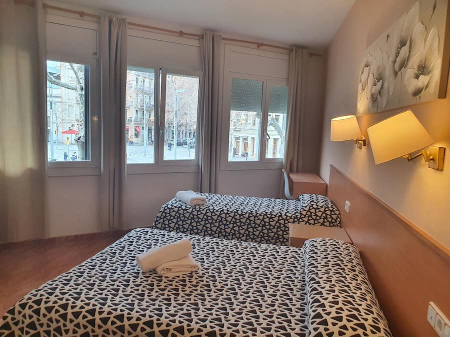 Caja fuerte, escritorio, espacio para trabajar con un portátil