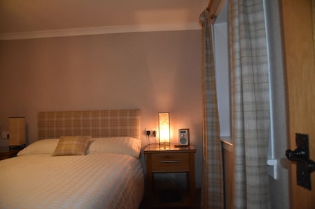 Double Room, Ensuite | Iron/ironing board, free WiFi, bed sheets