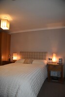 Tabla de planchar con plancha, wifi gratis y ropa de cama 