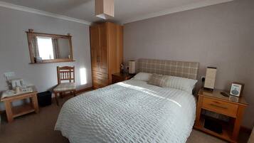Iron/ironing board, free WiFi, bed sheets