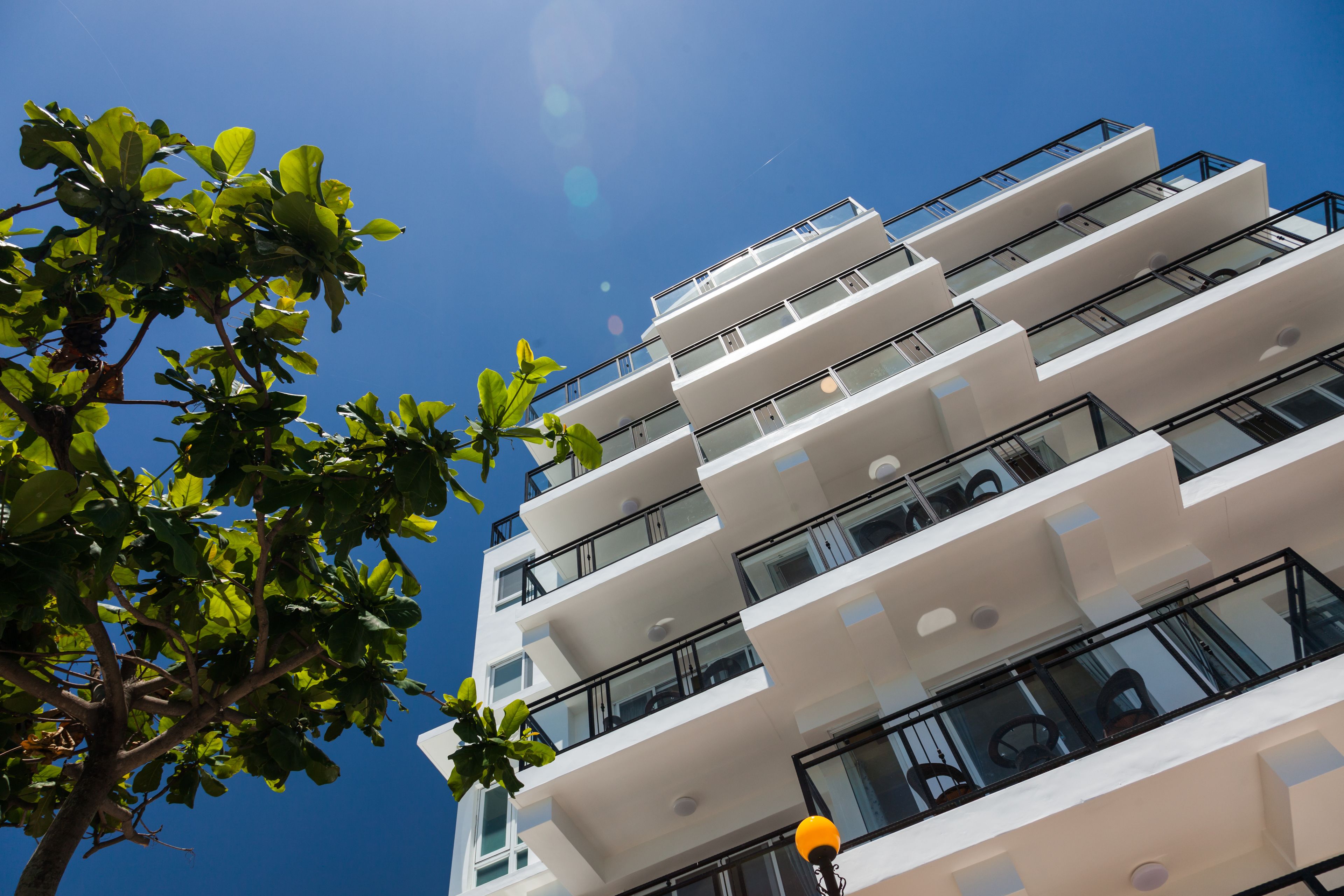 Un edificio de varios pisos con balcones y ventanas amplias.