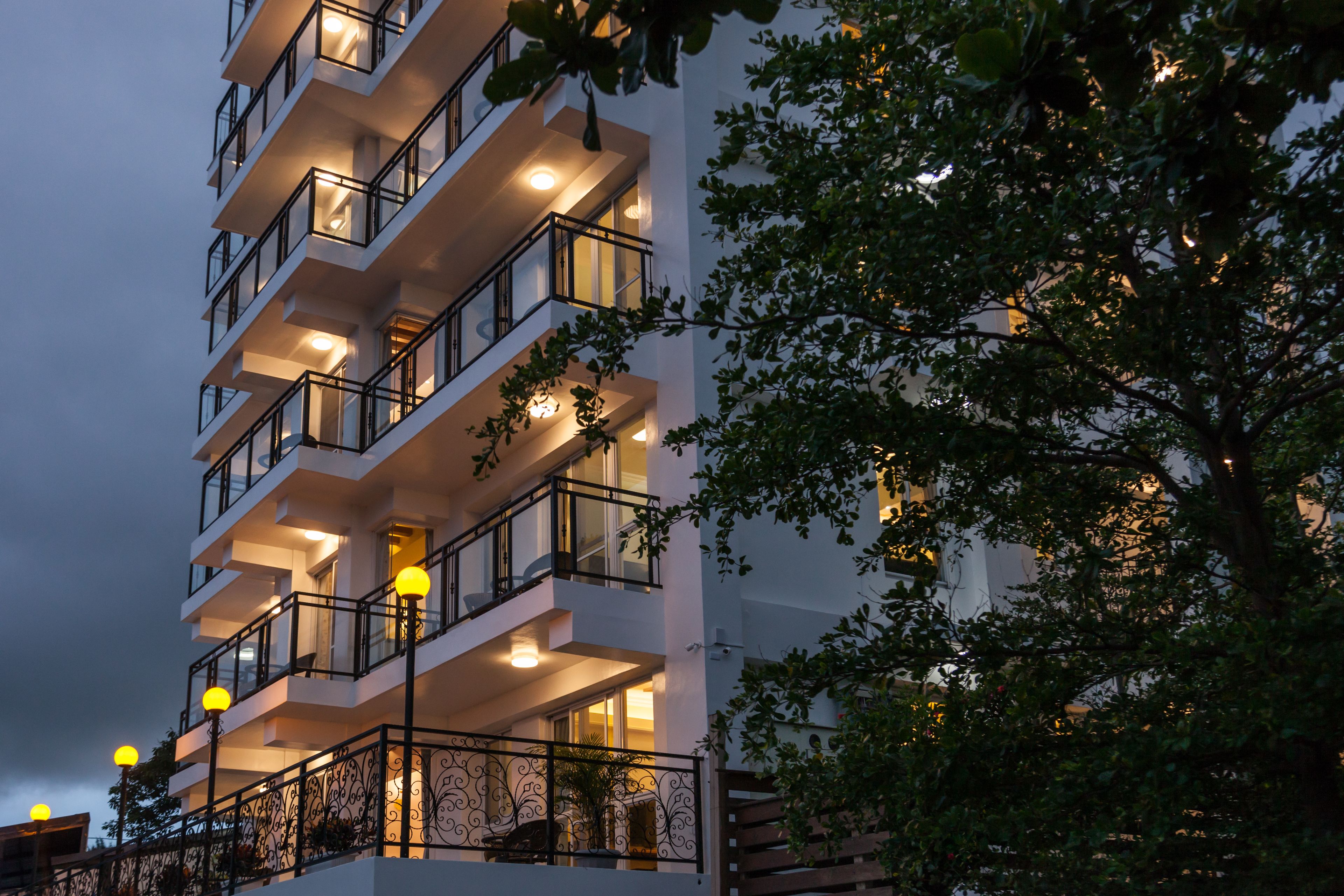 Overnatningsstedets facade – aften/nat