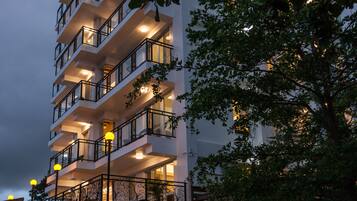 Facciata della struttura - sera/notte