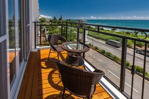 Chambre Quadruple Familiale, 2 lits doubles, accessible aux personnes à mobilité réduite | Rideaux occultants, Wi-Fi gratuit