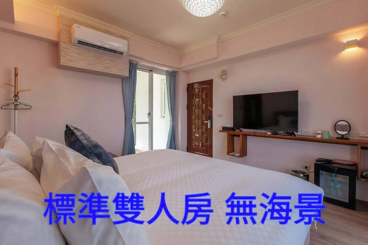 Chambre de base double, 1 grand lit | Rideaux d’obscurcissement, accès au Wi-Fi (inclus), literie fournie