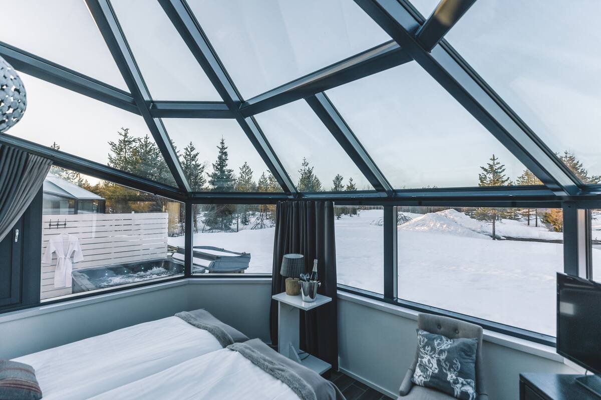 Premium Igloo with outdoor hot tub | 미니바, 방음 설비, 무료 WiFi, 침대 시트