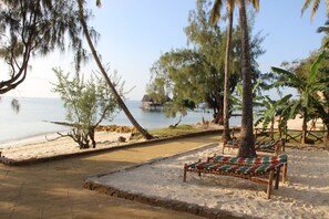 在海滩、沙滩椅、海滩遮阳伞、沙滩毛巾