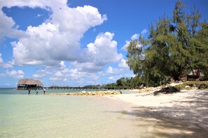 Am Strand, Liegestühle, Sonnenschirme, Strandtücher