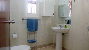 Single Room, Garden View | Bathroom