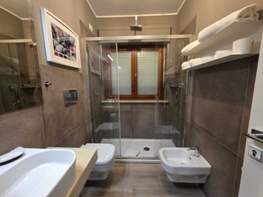 Casa Confort, no fumadores (n.2) | Baño | Ducha, artículos de higiene personal gratuitos y secador de pelo