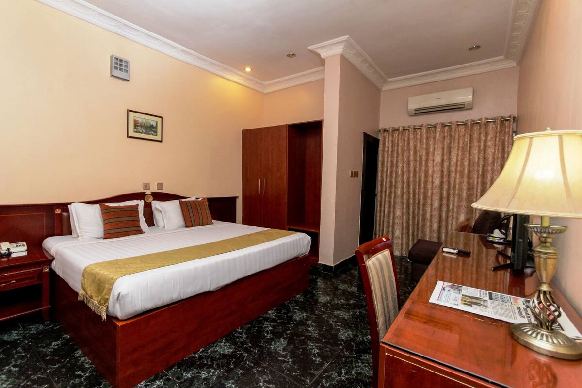 1 bedroom, premium bedding, desk, rollaway beds