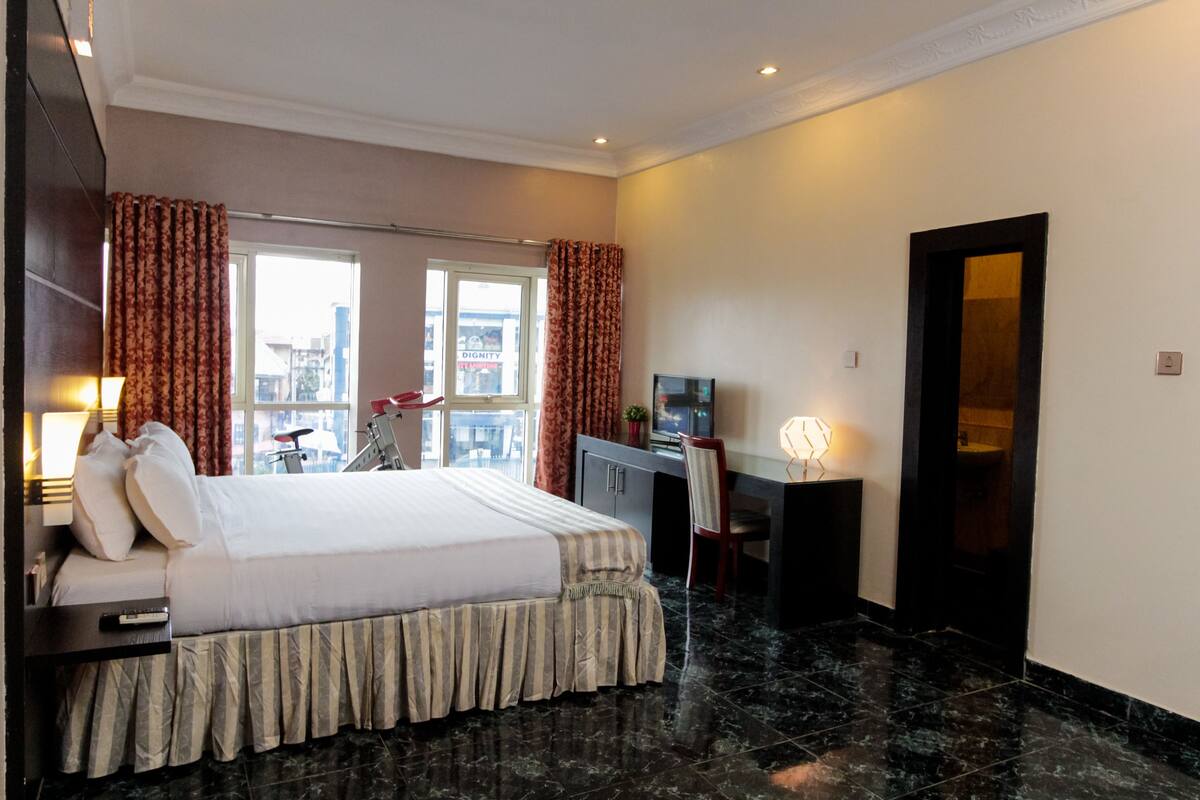 1 bedroom, premium bedding, desk, rollaway beds