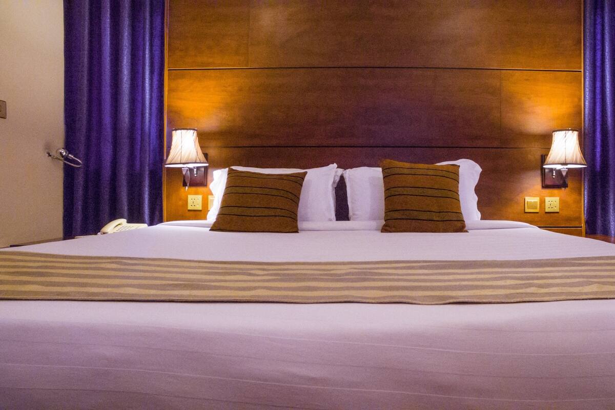 1 dormitorio, ropa de cama de alta calidad, escritorio