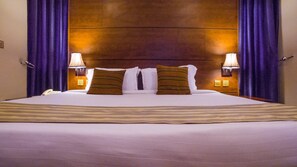 1 bedroom, premium bedding, desk, rollaway beds