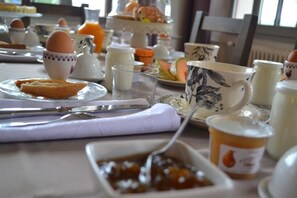 Free daily continental breakfast  - Les Terrasses de Bessou (Clermont-Dessous)