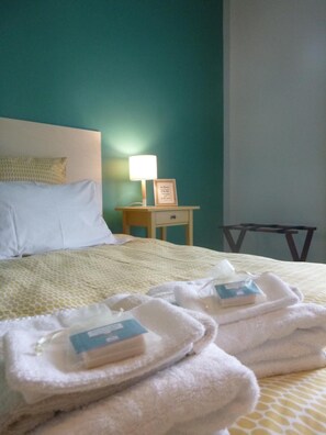 Habitación doble (Abeilles) | Decoración personalizada, muebles diferentes y cortinas blackout 
